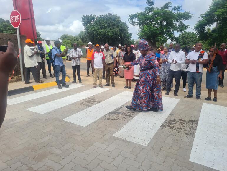 Inauguração da Estrada que parte Av. Samora Machel (Escola EP1 e 2 de  Manjakazi) a Av. Joaquim A. Chissano