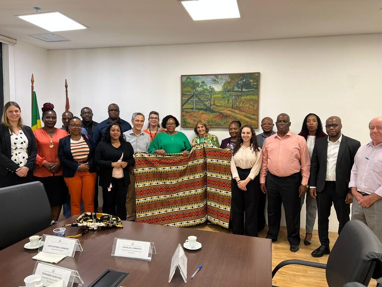 Troca de Experiência no âmbito da Descentralização Administrativa, Financeira e Fiscal e Fortalecimento da Gestão Municipal nas áreas Comuns e Dinâ...